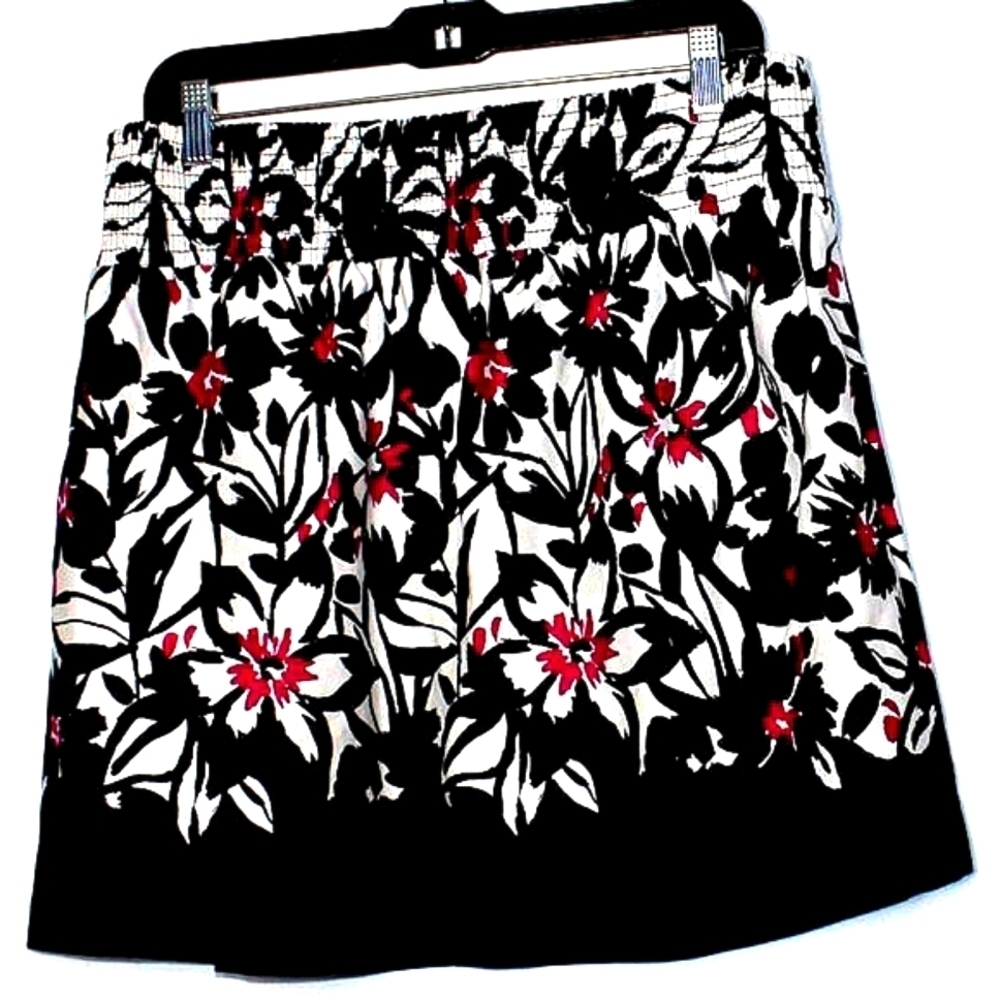 Maurices Black & White Floral Skirt – Size M – Side Zipper – Preowned